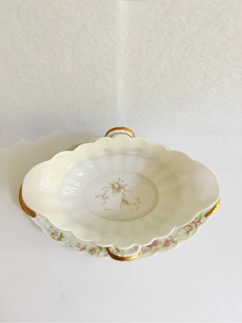 Theodore Haviland Limoges Schleiger 142 gravy boat with attached underplate 1903